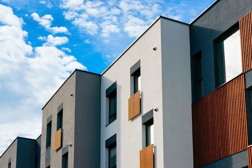 Zadbaj o elewację – od wyboru tynku po skuteczne czyszczenie